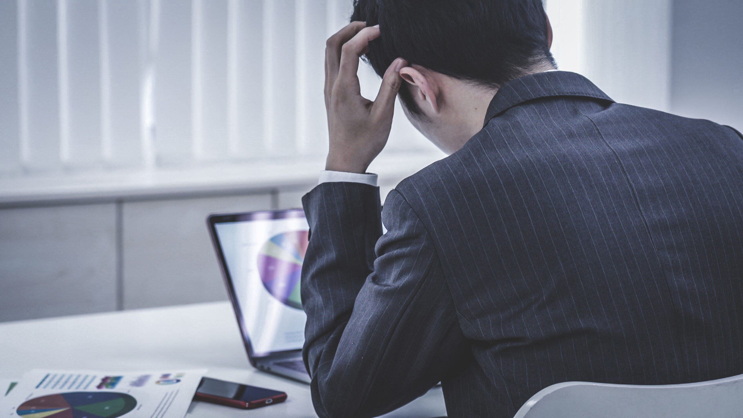 生成AIでのサイト更新がうまくいかず悩むイメージ