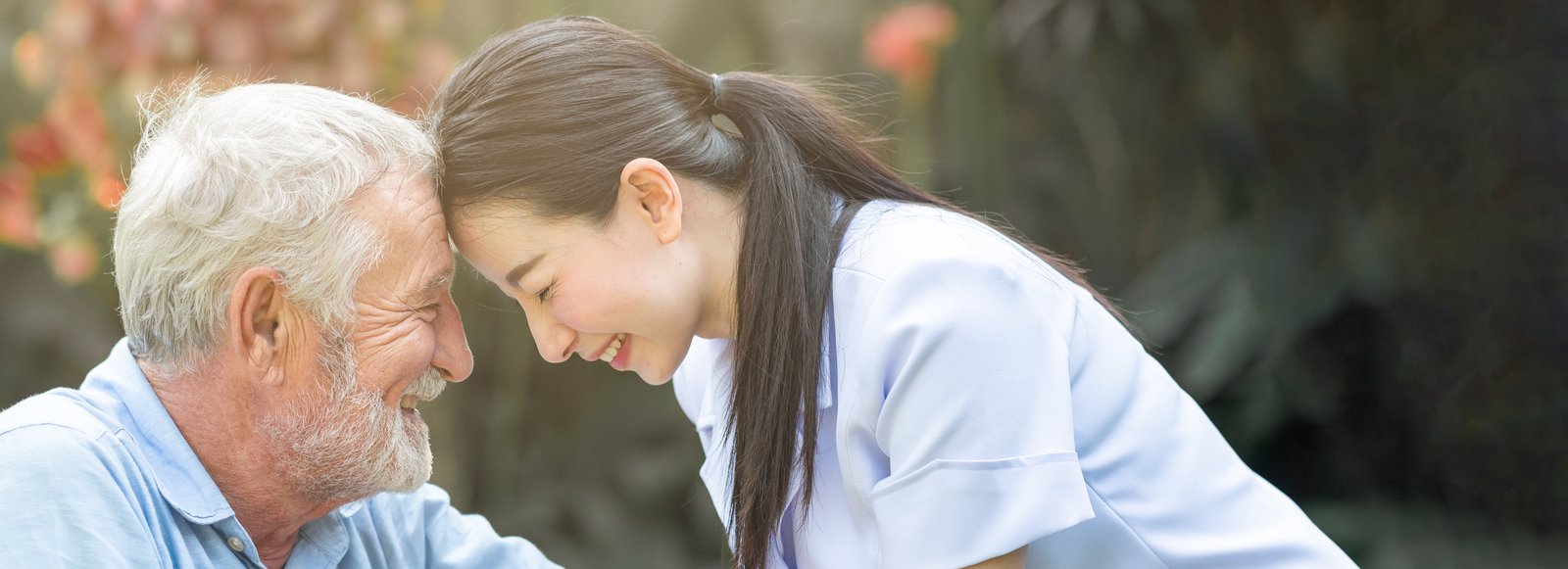 看護師に付き添われて過ごすシニア男性