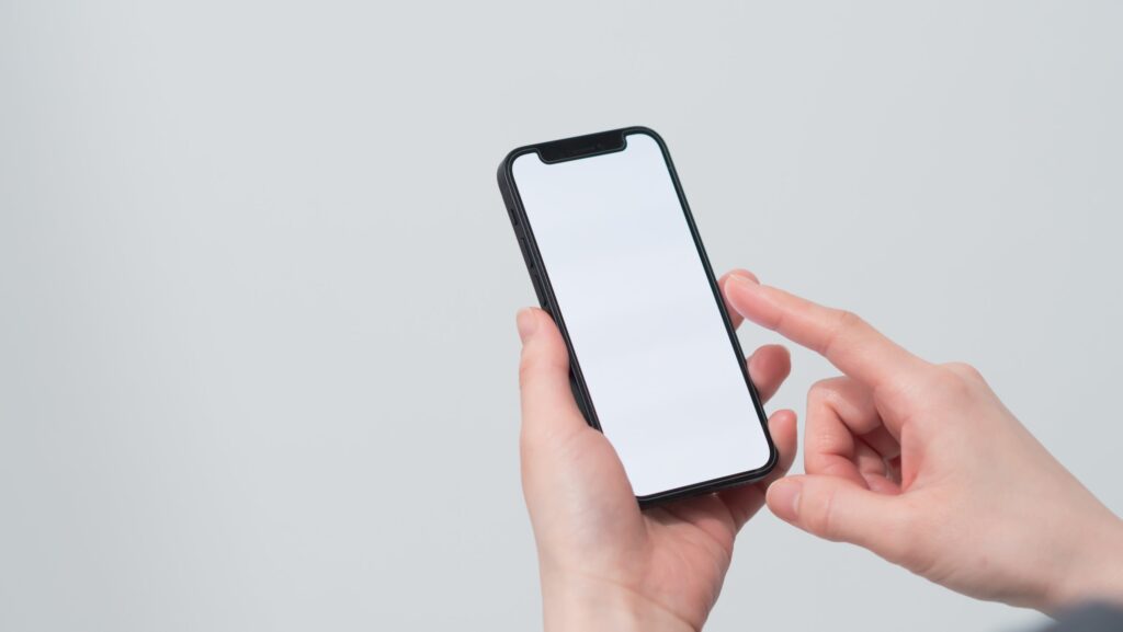 スマートフォンを操作する手元